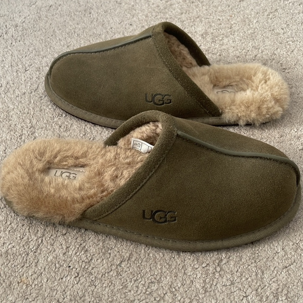 NEVER WORN UGG Women’s Olive Green Scuff Slippers Size 7 (kids 5)